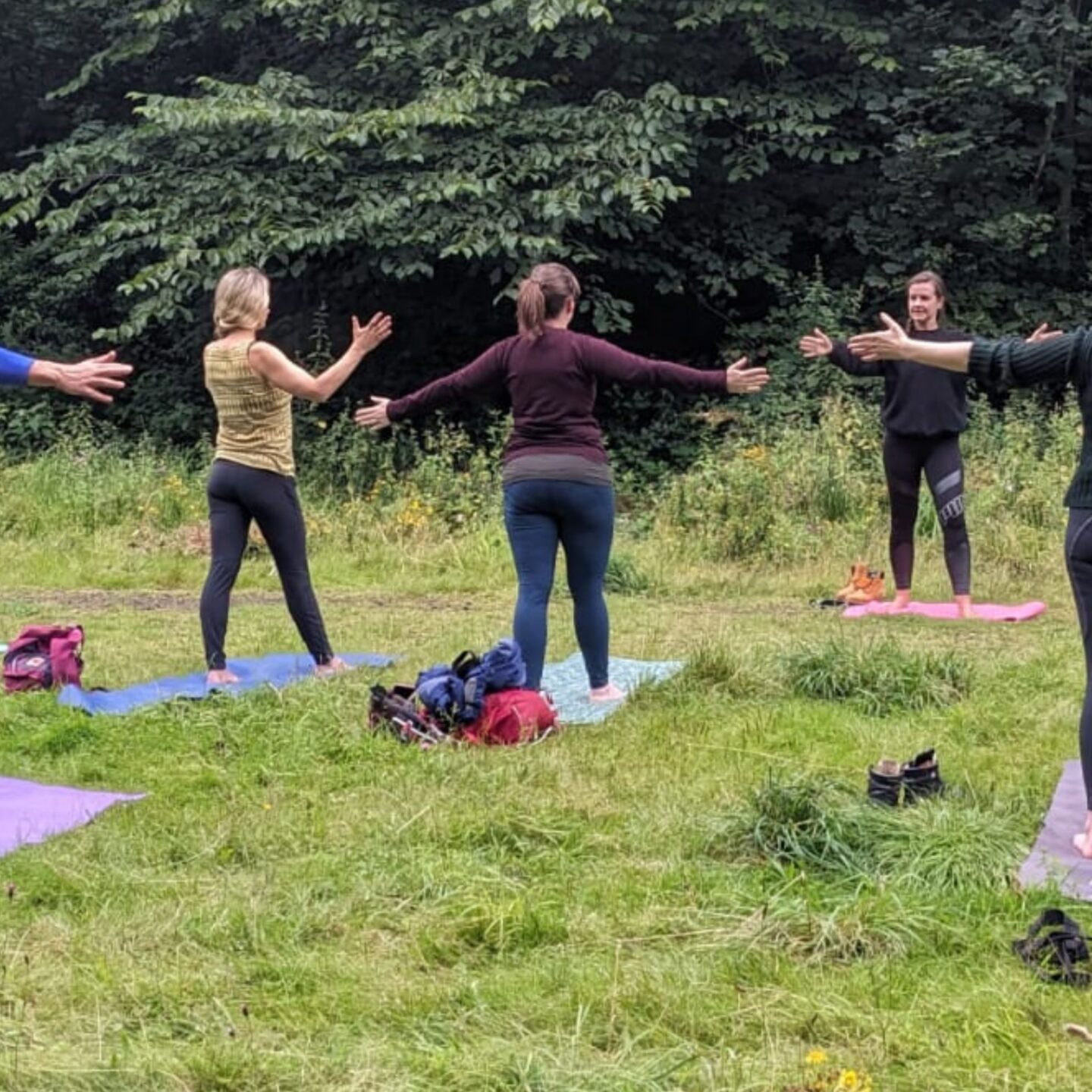 yoga outside (1920 x 1080 px)